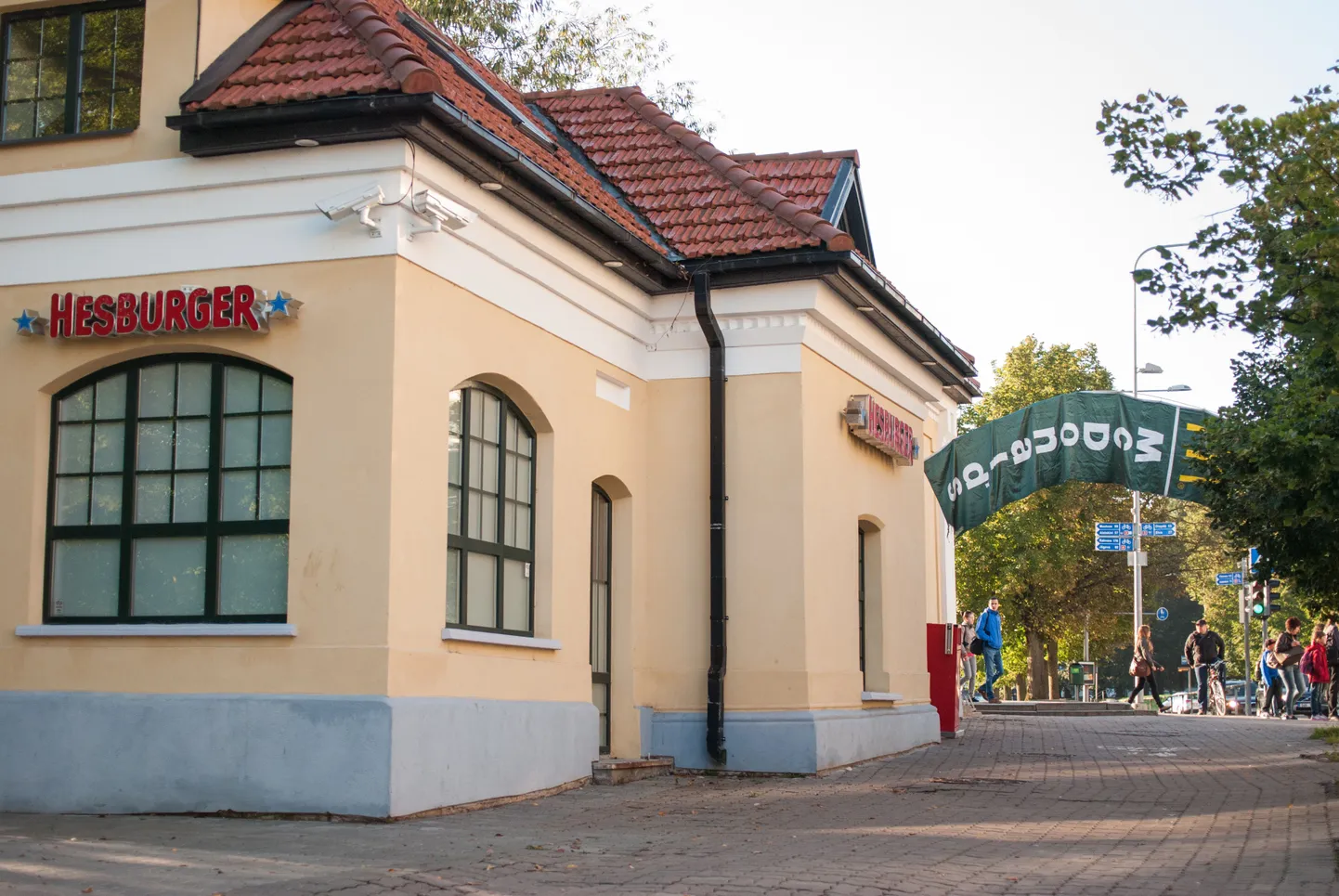 "Poliitilised aktivistid" heiskasid Obama tervitamiseks Raekoja platsi ääres oleva Hesburgeri vardasse McDonald'si lipu.