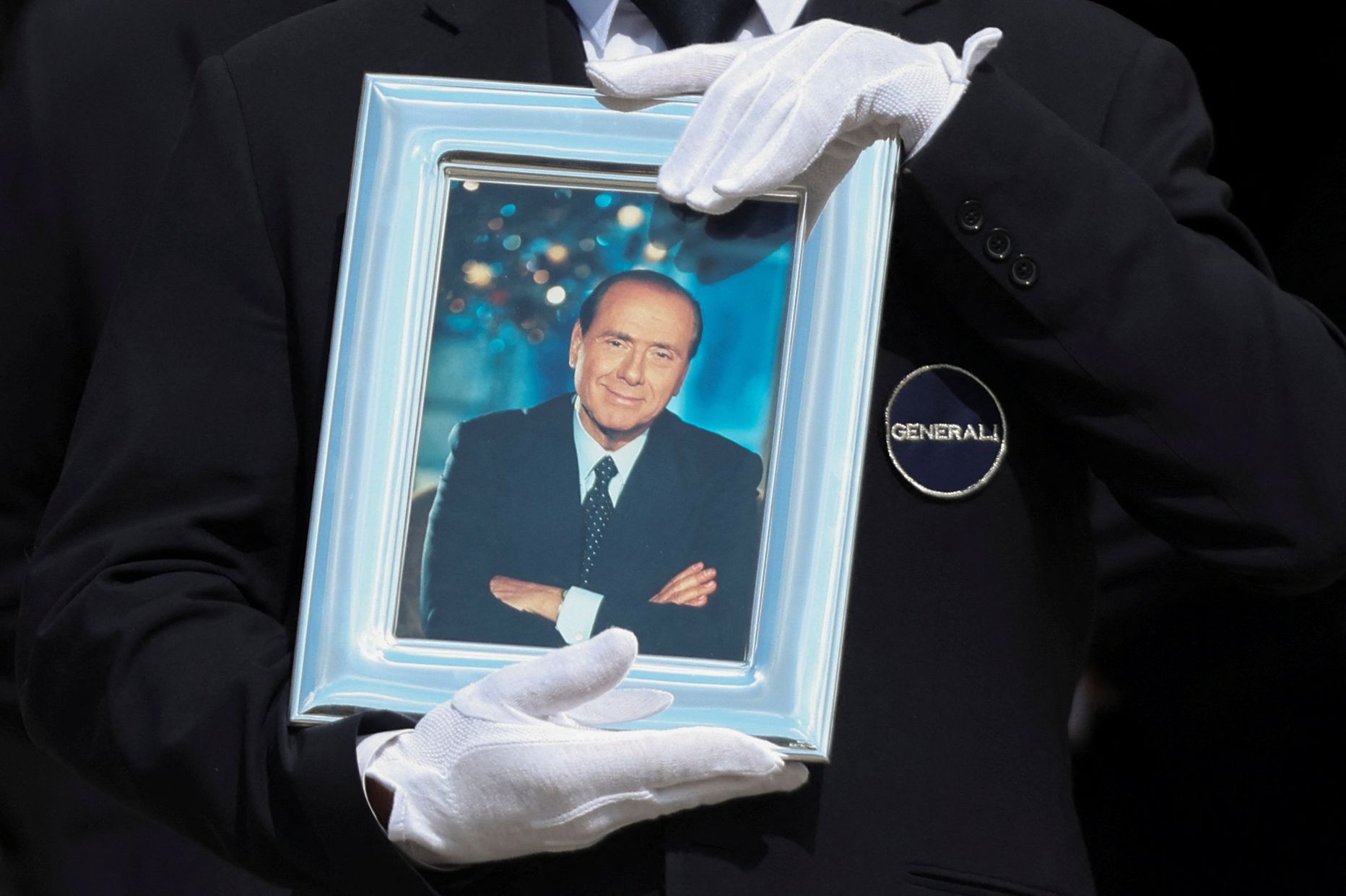 Фотография Сильвио Берлускони на похоронах.