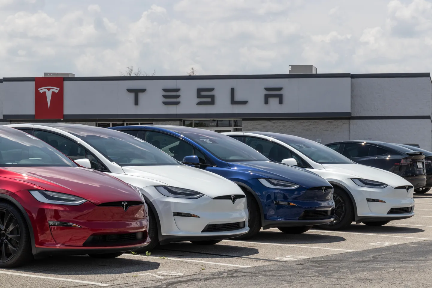 Автосалон Tesla.