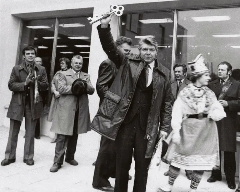 1983: Kingissepa rajooni tarbijate kooperatiivi juhatuse esimees Valdek Kraus Orissaare kaubanduskeskuse avapäeval sümboolse võtmega. Toona ehitati hoonet neli aastat.