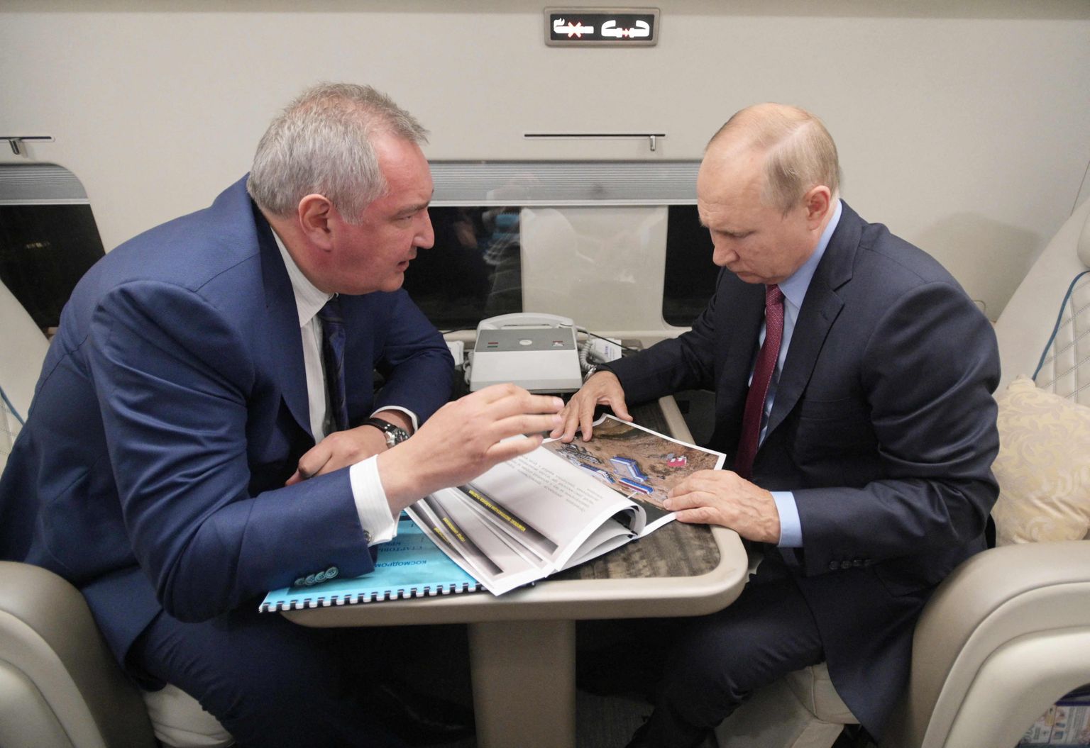 Venemaa president Vladimir Putin (paremal) rääkimas Venemaa kosmoseagentuuri Roskosmos juhi Dmitri Rogoziniga 4. septembril 2021 lennul Amuuri regioonis asuvasse Vostotšnõi kosmodroomile
