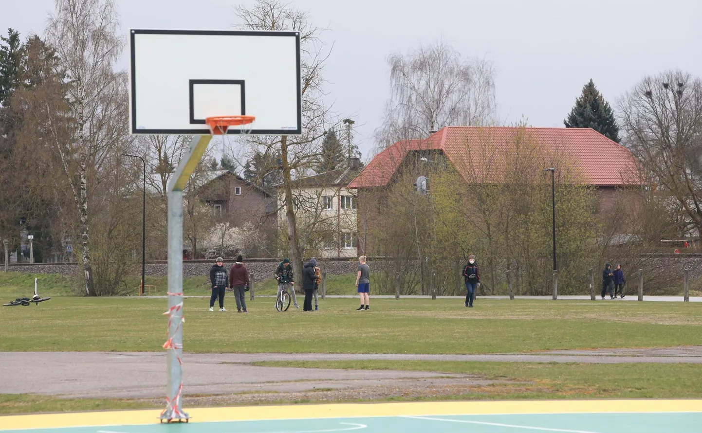 Variku kooli juurde oli eile kogunenud noori. Kuni kümneliikmelistes rühmades tohib sporti teha laupäevast.