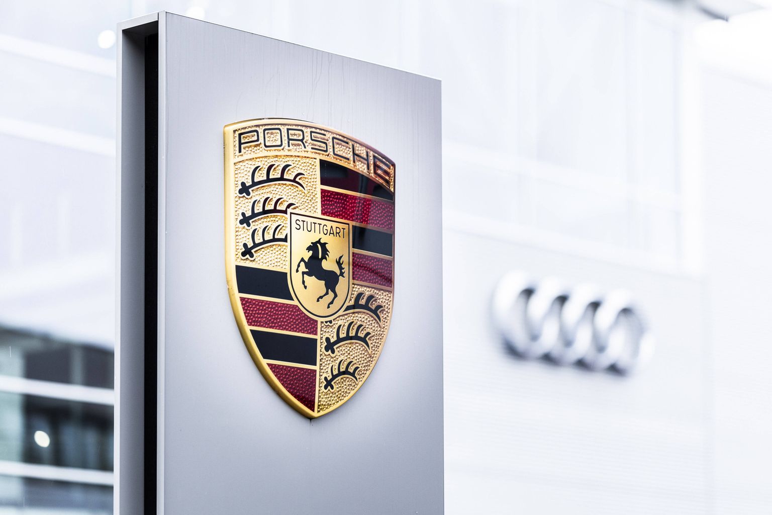 Porsche ja Audi logod.