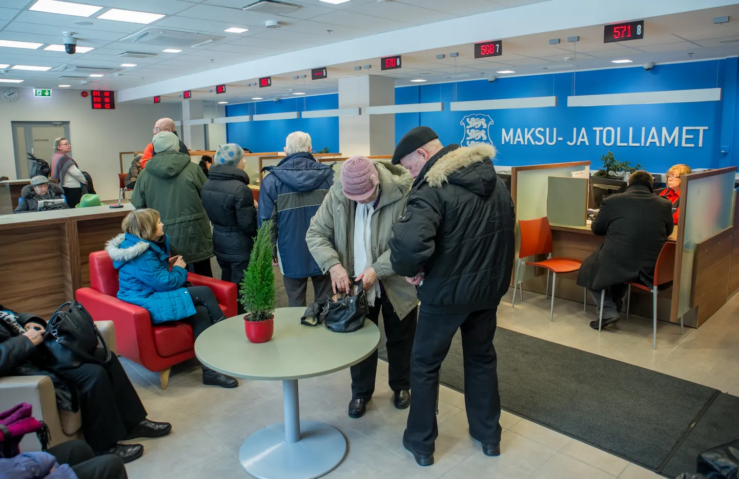 Maksu- ja tolliamet palub inimestel esimestel tuludeklareerimise nädalatel mitte tulla teenindusbüroodesse, kuna tekkida võivad pikad järjekorrad. Koroonaviiruse leviku tõkestamiseks tuleb aga oodata õues.