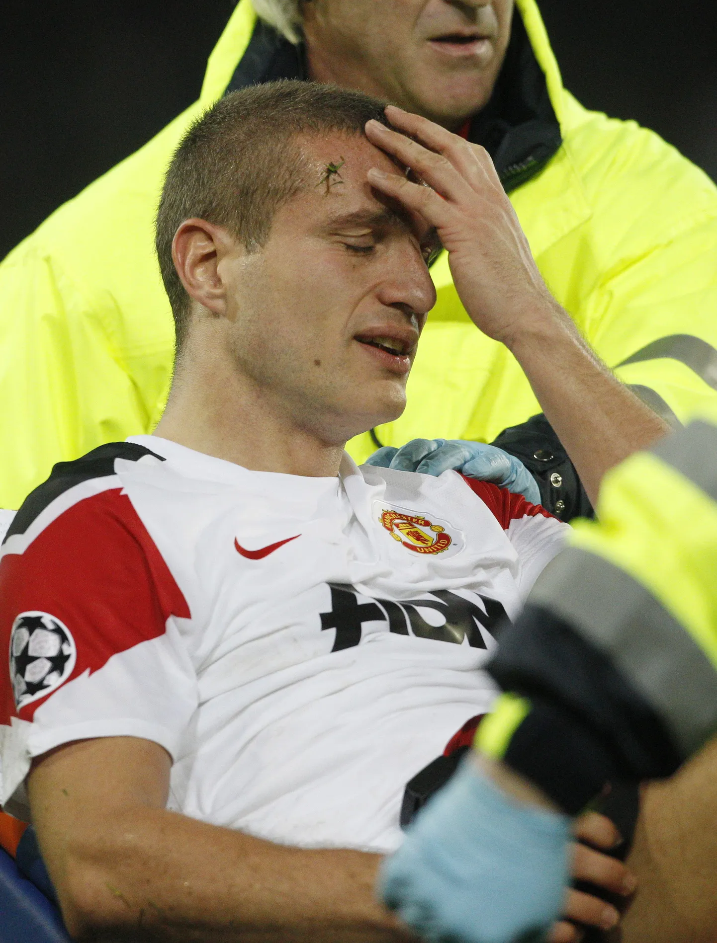 Nemanja Vidic vigastas taas põlve, mida eelmise aasta lõpus juba opereeriti.