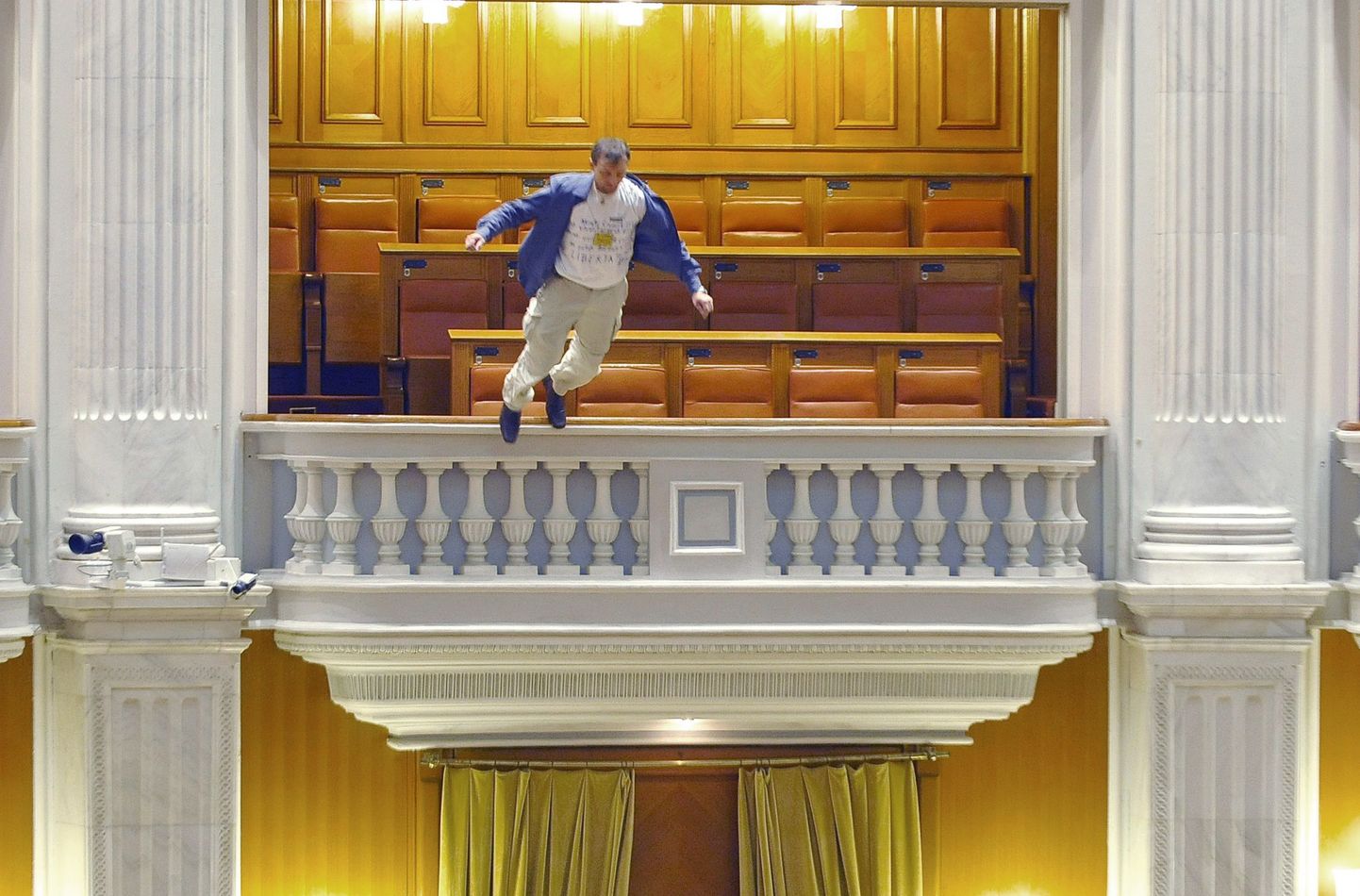 Elektrik Adrian Sobaru hüppab alla Rumeenia parlamendisaali rõdult.
