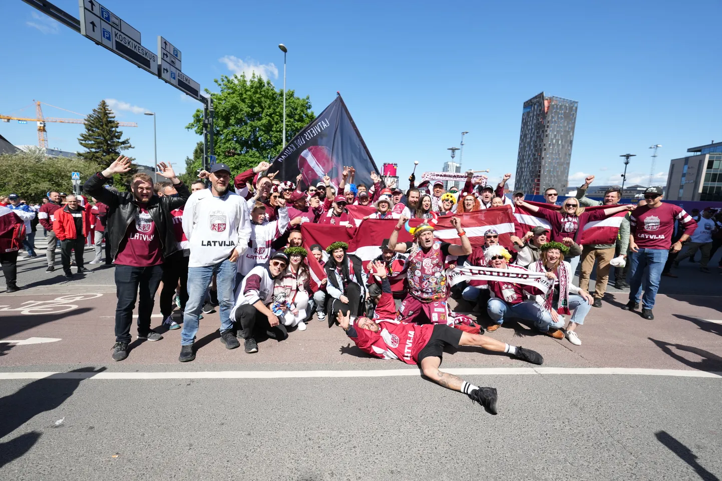 Līdzjutēji pirms 2023. gada Pasaules čempionāta pusfināla spēles starp Latvijas un Kanādas valstsvienībām Tamperē.