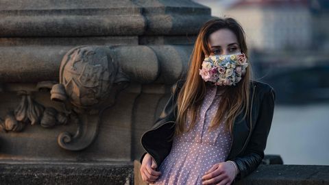 28.märts 2020, Praha. Tšehhis on kaitsemaskide kandmine kohustuslik, maskide nappuse tõttu on inimesed leidnud selleks loovaid lahendusi. 28.märts 2020, Praha. Tšehhis on kaitsemaskide kandmine kohustuslik, maskide nappuse tõttu on inimesed leidnud selleks loovaid lahendusi.