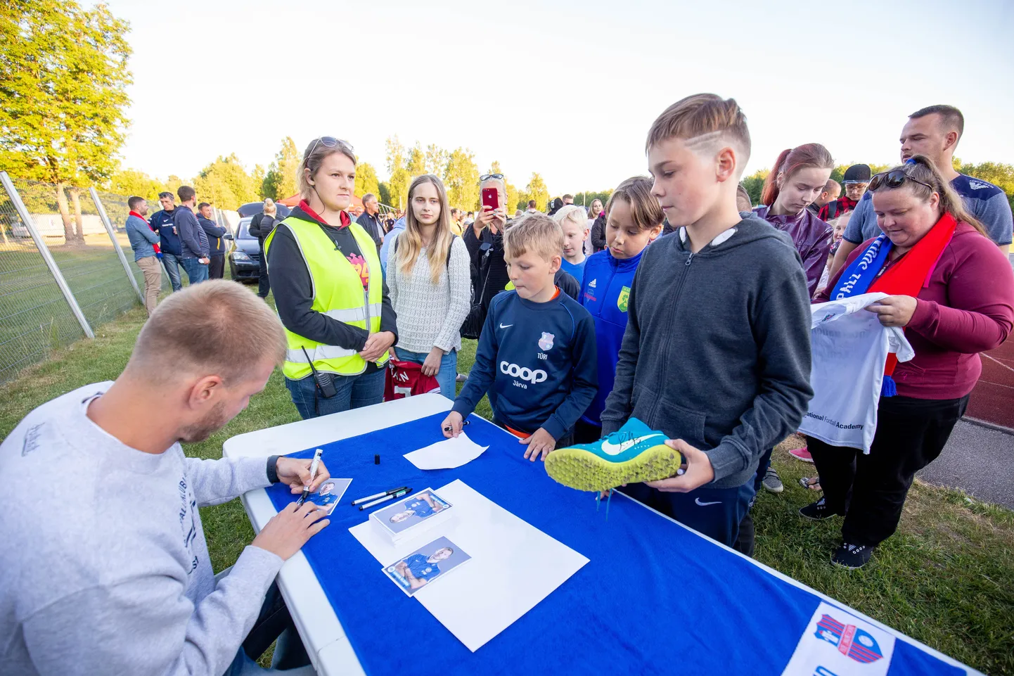 Ragnar Klavan teab, et lisaks sportlikele saavutustele täidab ta eeskujuna väga tähtsat rolli. Sotsiaalmeedia on üks peamisi kanaleid, kus enda tegemisi näidata ja arvamust avaldada.