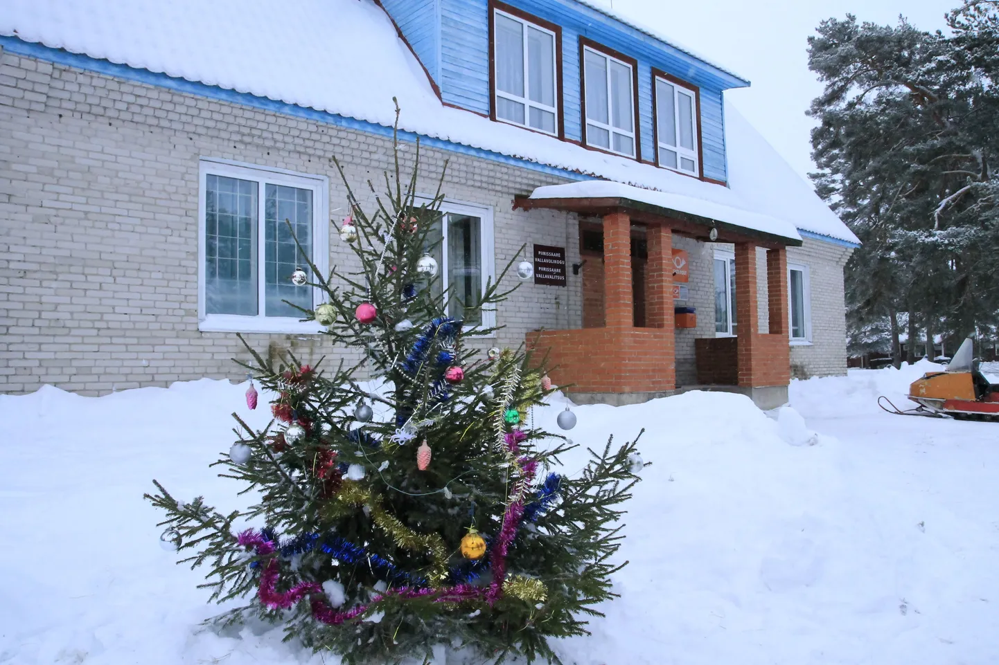 Jõulupuu Piirissaare vallamaja ees.