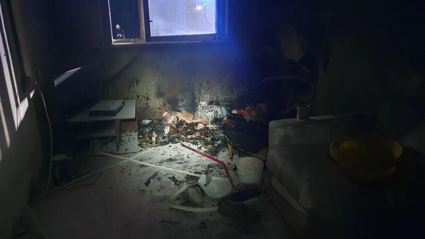 Esialgsetel andmetel võis tulekahju puhkeda hooletu suitsetamise tagajärjel.