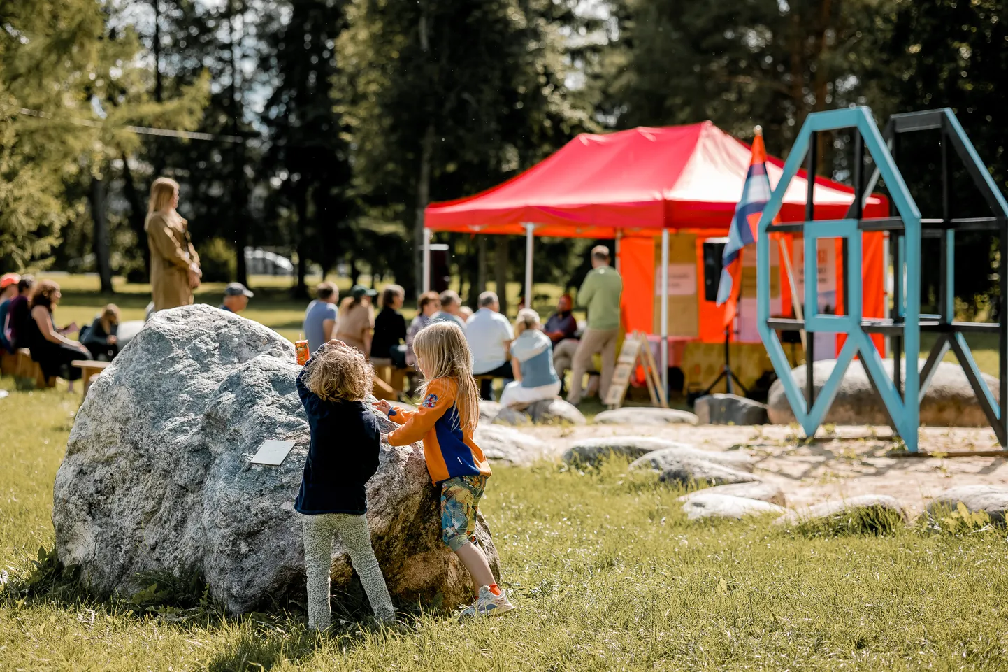 Eelarvamusfestival leiab aset Äksi kivipargis, kohe Jääaja keskuse juures ning lähedastes kogukonnaaedades. Meenutus eelmisest korrast.