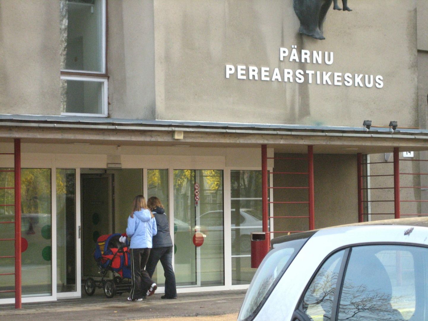 Pärnus Suur-Sepa tänaval tegutsev perearstikeskus kolib kevadel haigla juurde Räämale. Arhiivifoto.