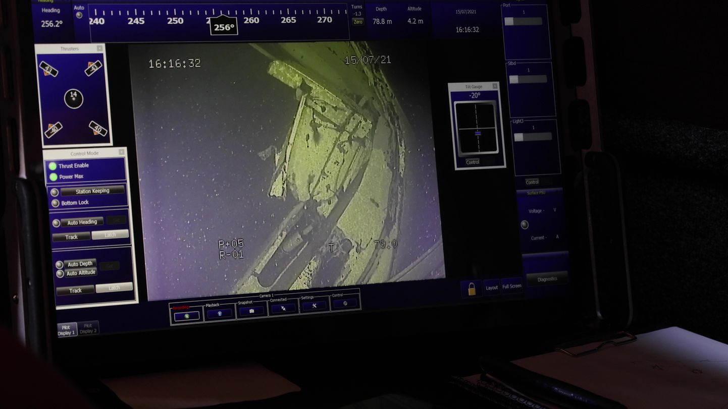 Estonia ramp 15. juulil 2021. Uurimislaeva allveekaameraga salvestatud videost. Pildil on näha rambi tükk, mis on veel laeva külge jäänud.