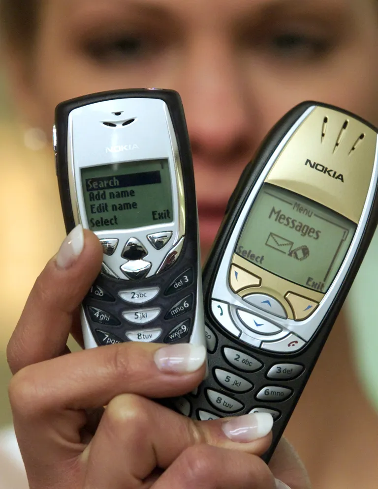 Divi "Nokia" mobilie telefoni
