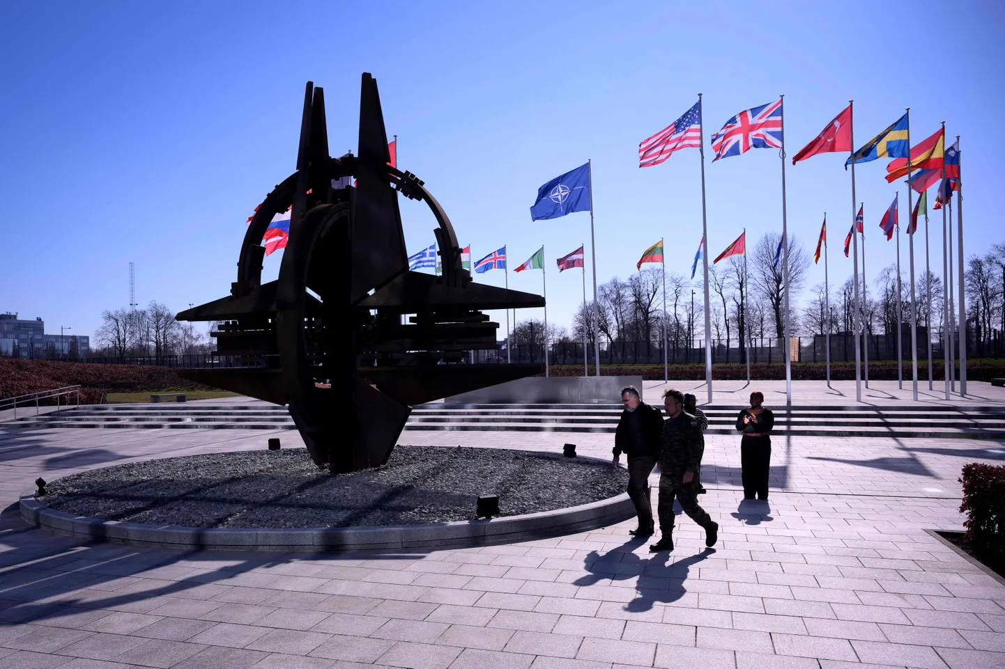 NATO ja selle liikmesmaade lipud lehvimas alliansi peakorteri juures Brüsselis.