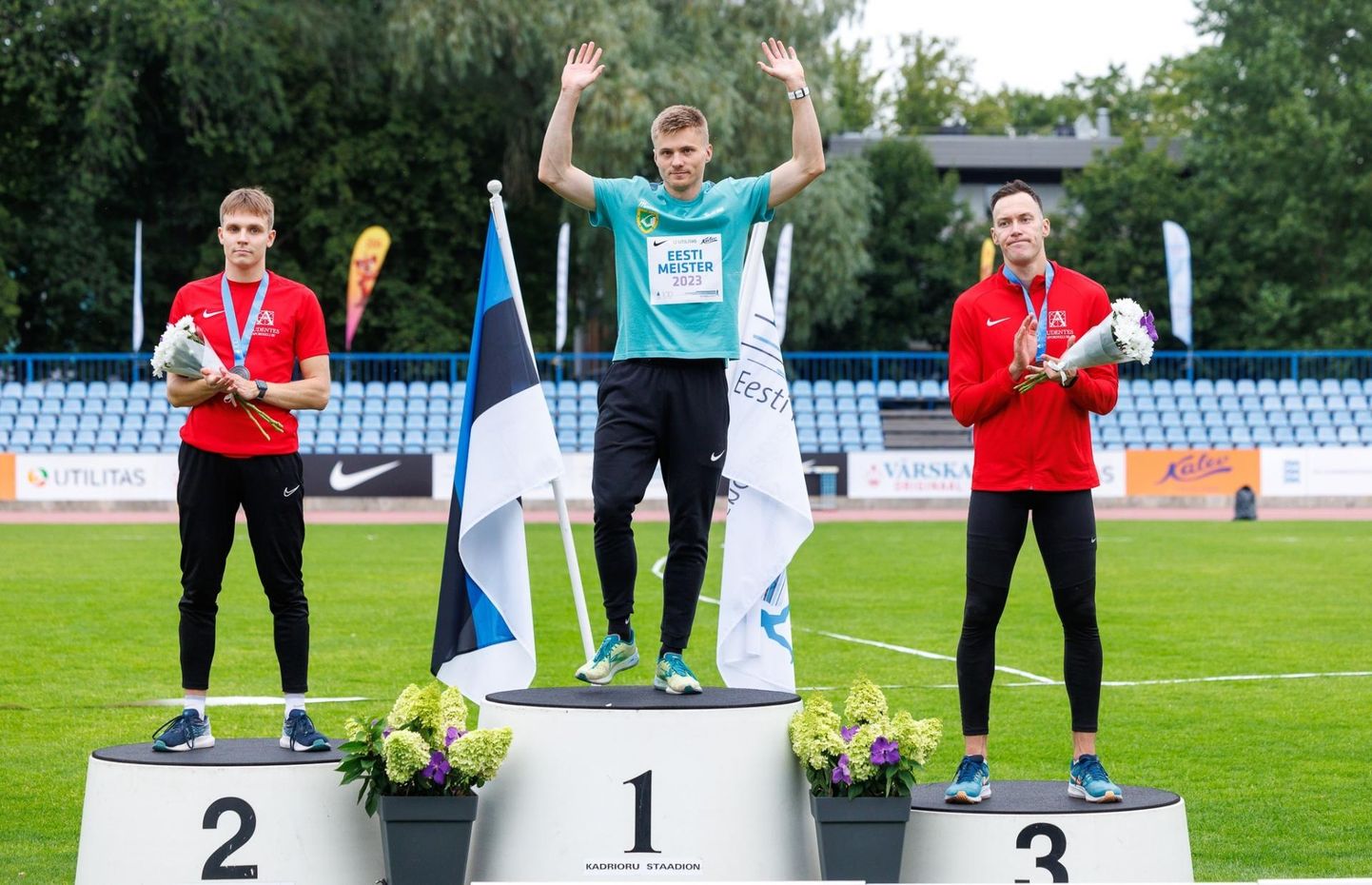 Valga klubi Maret-Sport esindaja Tanel Visnap tõstab Eesti meistrina käed pea kohale.