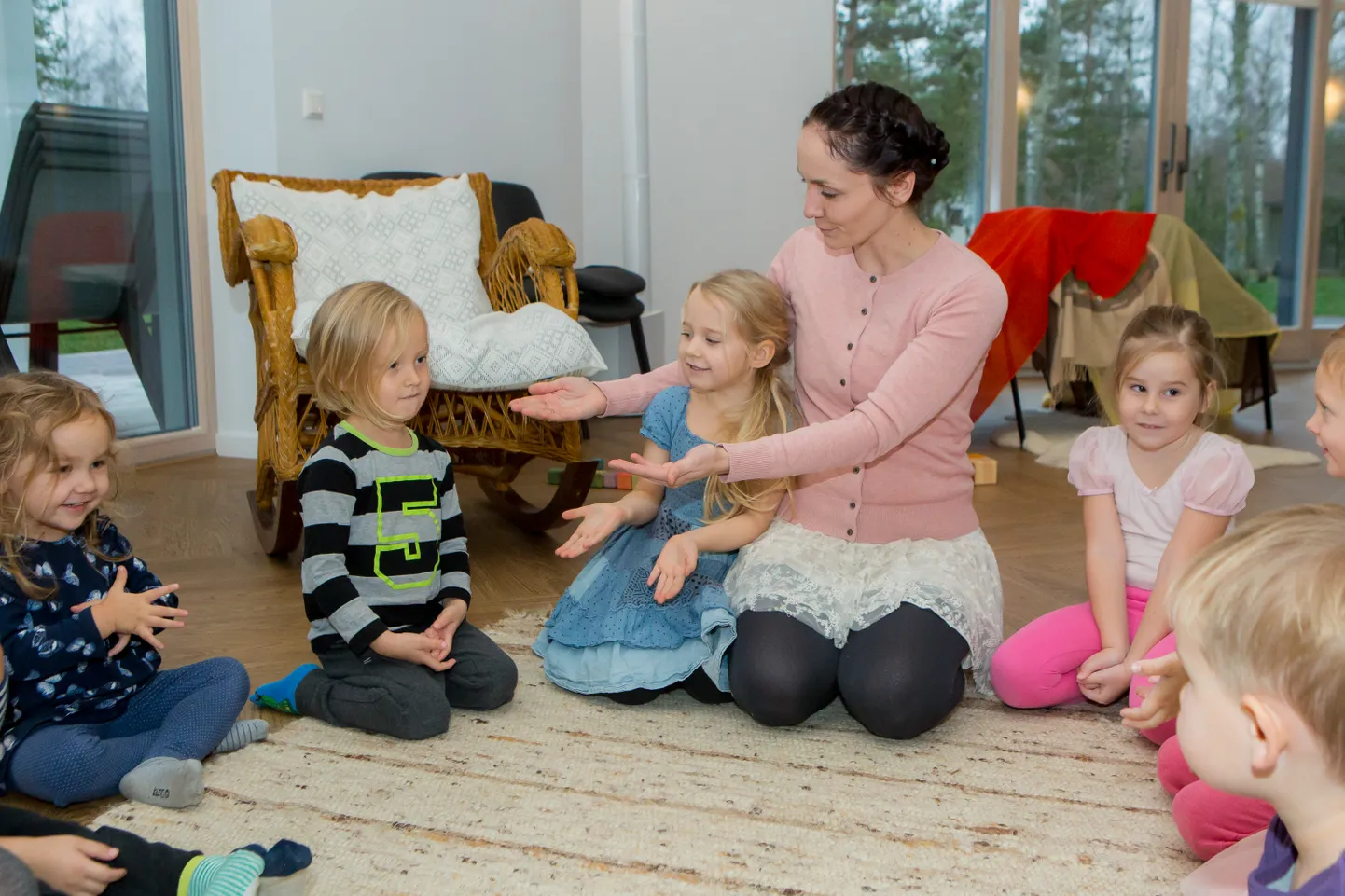 LÕBUS MÄNGUHOMMIK: Vasakult Simona Seema, Hans Raud, Saskia Raud, waldorfõpetaja Kerttu Seema, Emiilia Õispuu ja Lars Murutar.