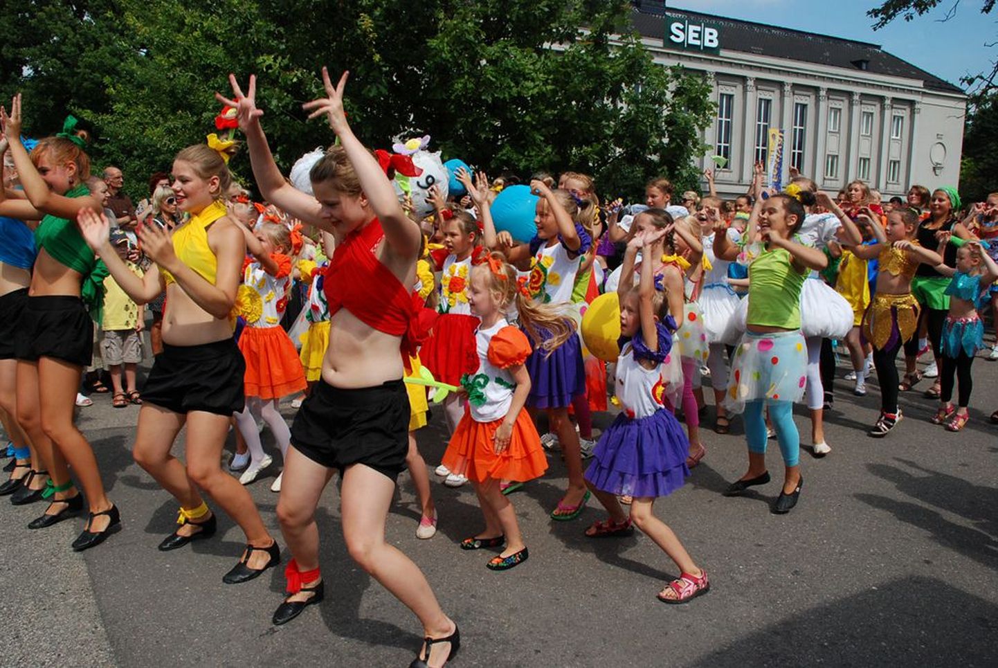 Tantsufestivali lõpetab tänavugi lõbus tantsurongkäik Pärnu kesklinnast randa.