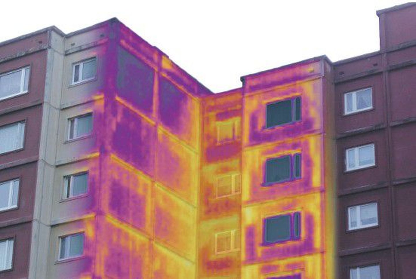 KredEx предлагает гарантии по кредитам на ремонт для улучшения энергосбережения. 
Изображение термокамеры показывает, что теплоизоляция этого многоквартирного дома несовершенна.
