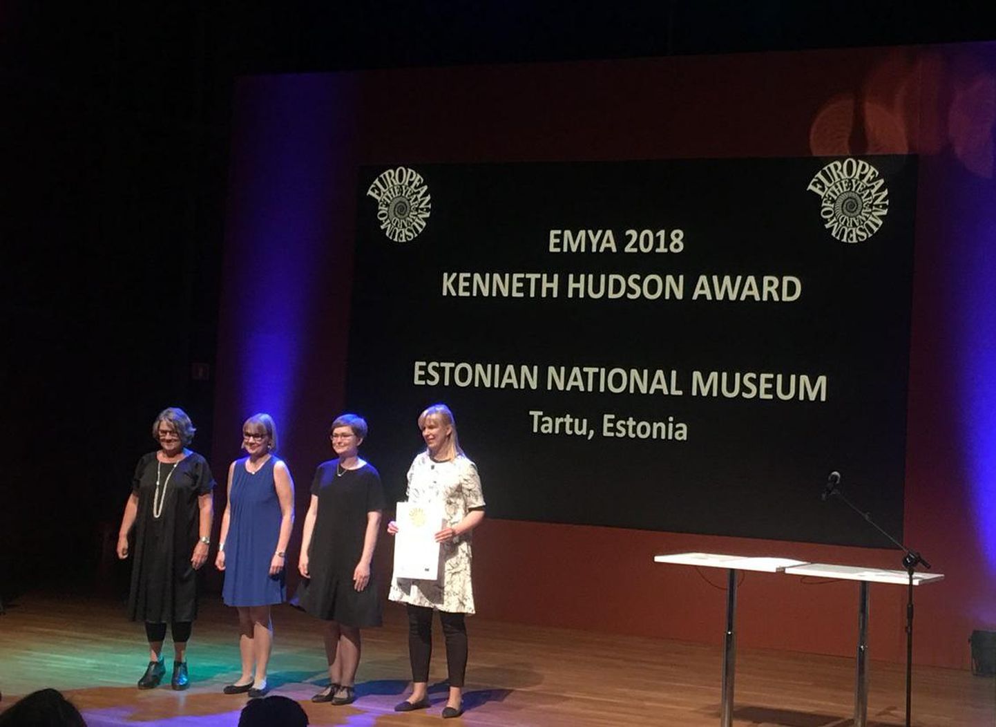 Euroopa muuseumifoorumi hoolekogu esimees Jette Sandahl andis laupäeval kätte hinnalise auhinna Eesti Rahva Muuseumi delegatsioonile koosseisus Riina Reinvelt (vasakult), Agnes Aljas ja Pille Runnel. Delegatsiooni liikmed sattusid laval sinimustvalgesse järjestusse kogemata.