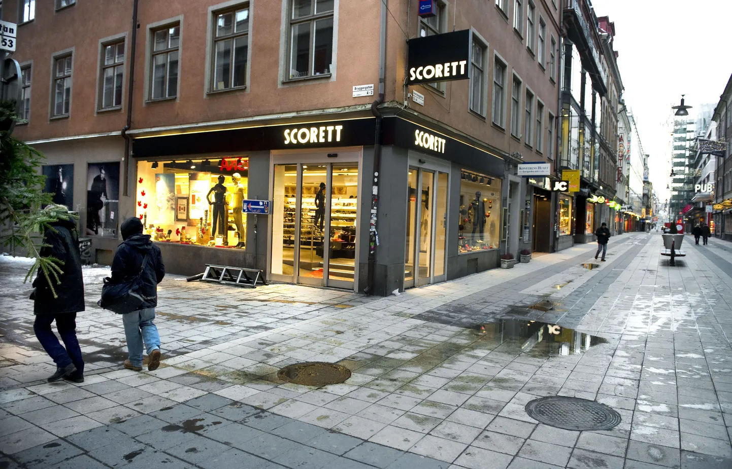 Bryggaregatani ja  Drottninggatani nurk Stockholmi kesklinnas, kus eile õhkis end enesetaputerrorist.