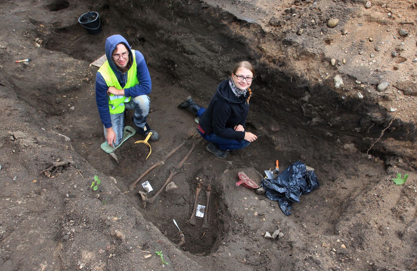 Arheoloogid Martin Malve ja Janika Viljat juuni keskel Kodaveres vanu inimluid välja kaevamas. Praeguseks on kaevand täidetud ning luud edasisteks uuringuteks Tartusse viidud.