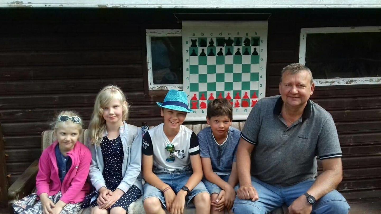 Õpetaja Eino Vaher pidas 12 lapsega malelaagrit, mis läks täie ette.