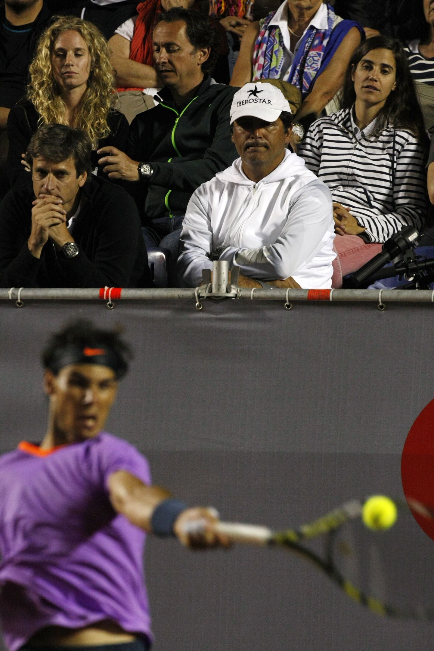 Toni Nadal (keskel) jälgib vennapoja Rafaeli mängu.