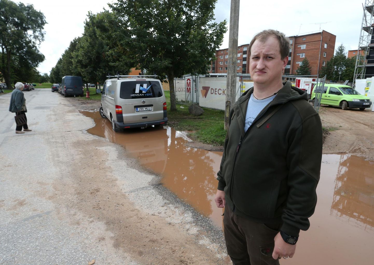 Tammsaare tänava elanik Veiko Soo ei ole rahul, et Vaksali tänava remonditööde tõttu kasutavad autojuhid tema õueala kiireks ümbersõiduks.