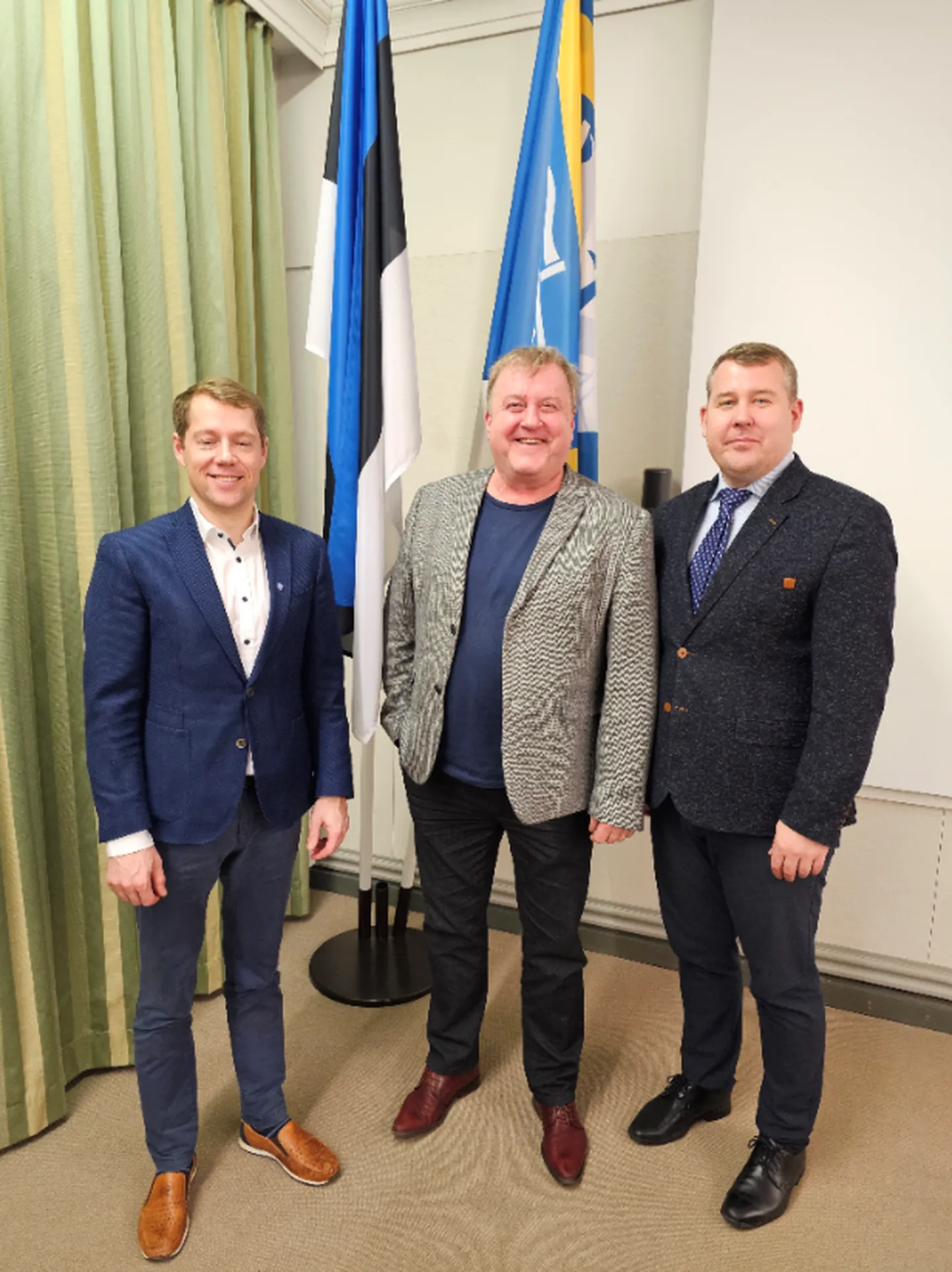 Saaremaa vallavanem Mikk Tuisk ja paremal abivallavanem Koit Voojärv, keskel Vanemuise teatrijuht Aivar Mäe.