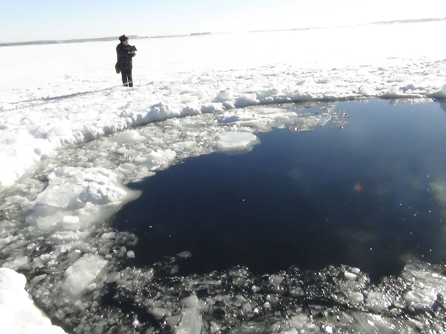 Vene politseinik eile Tšebarkuli järvel jääaugu lähedal, kuhu üks meteoriiditükk ametivõimude sõnul kukkus.
