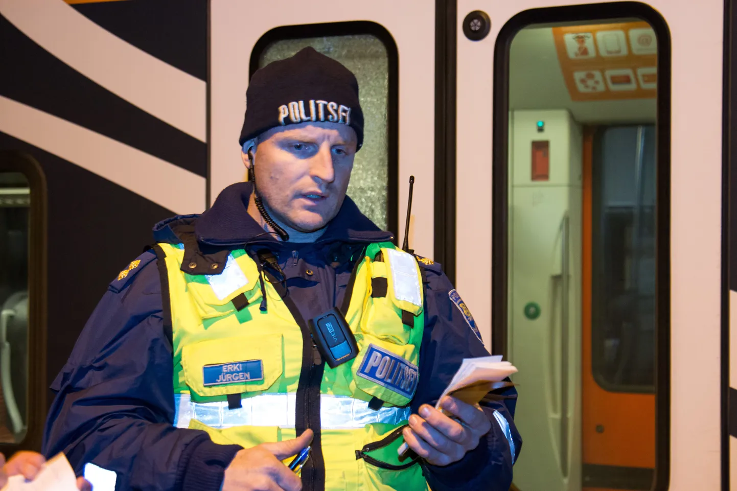Tallinnast Viljandisse sõitnud reisirongi tulistati kümmekond kilomeetrit pärast pealinna jaamast lahkumist. Kahel aknal purunes välimine klaas. Foto on tehtud Viljandis. Fotol Viljandi politsei välijuht Erki Jürgen.