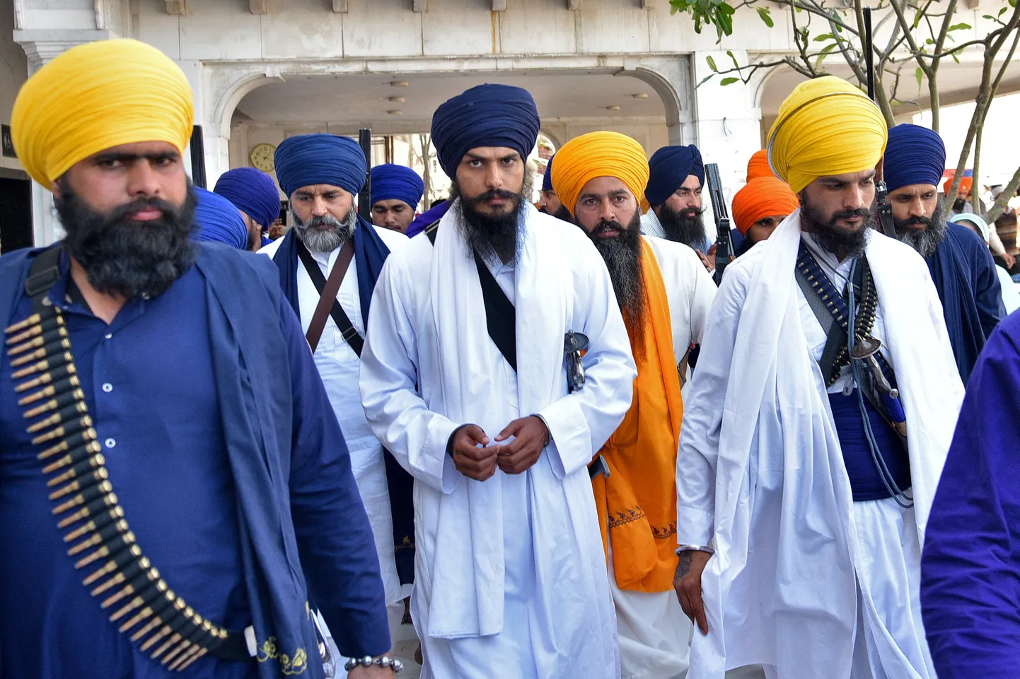 Marurahvuslasest sikhi jutlustaja Amritpal Singh koos oma toetajatega Amritsaris Kuldtempli juures 3. märtsil.