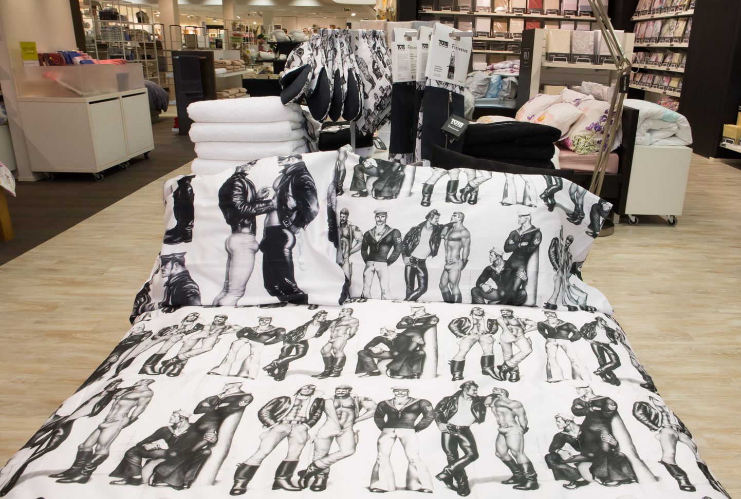 Kaubamaja valikus on nüüd ka Soome kultuskunstniku Tom of Finland joonistustega voodipesu.