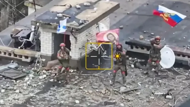 Российские военные с флагом среди развалин