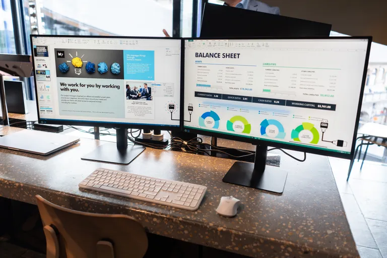 ViewFinity seeria monitore on võimalik omavahel ühendada kasutades vaid DisplayPort kaablit