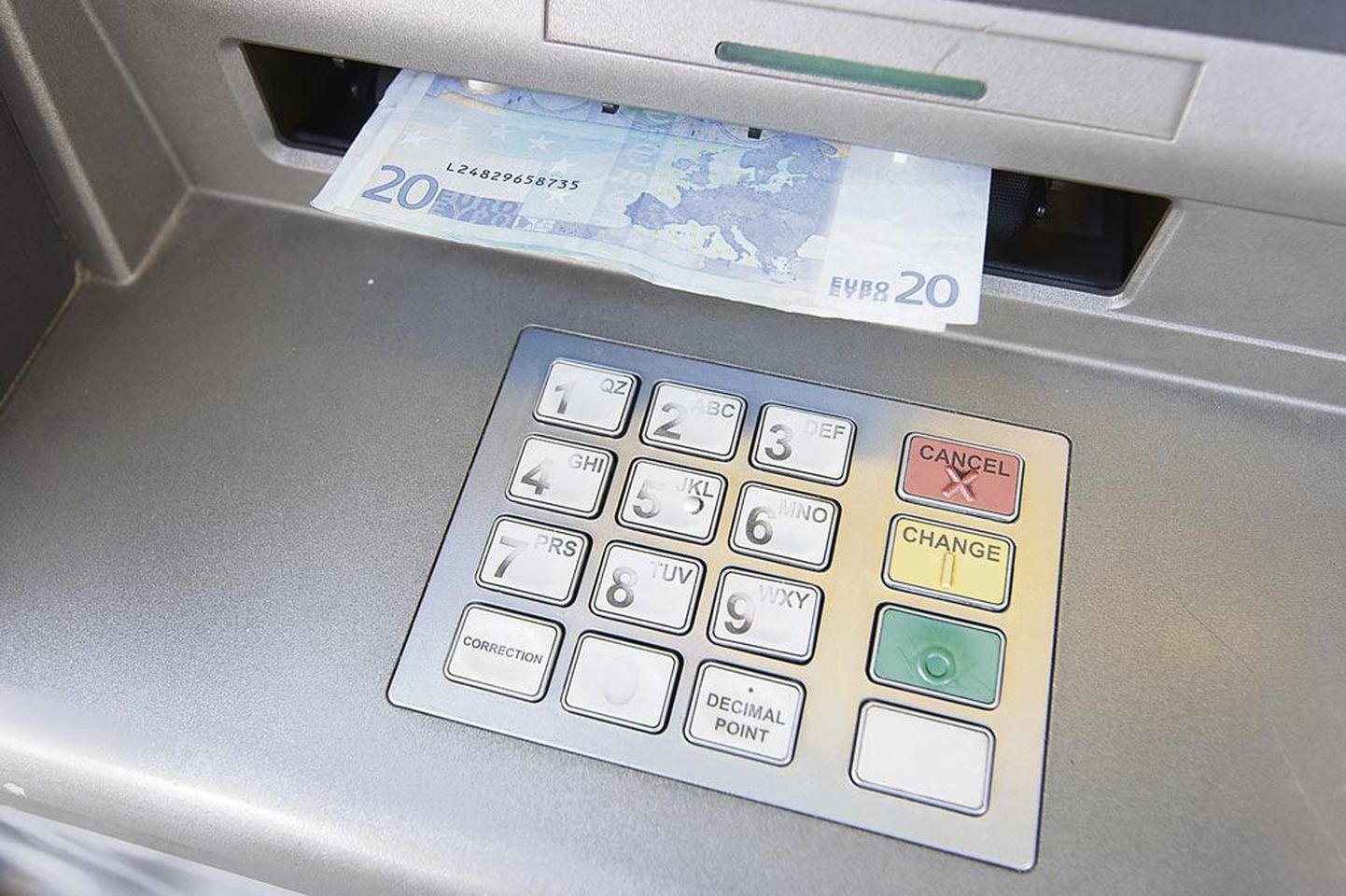 Raivo Palmiste ja Märten Veedla võtsid võõraste nimel laenatud summad välja rahaautomaatidest.