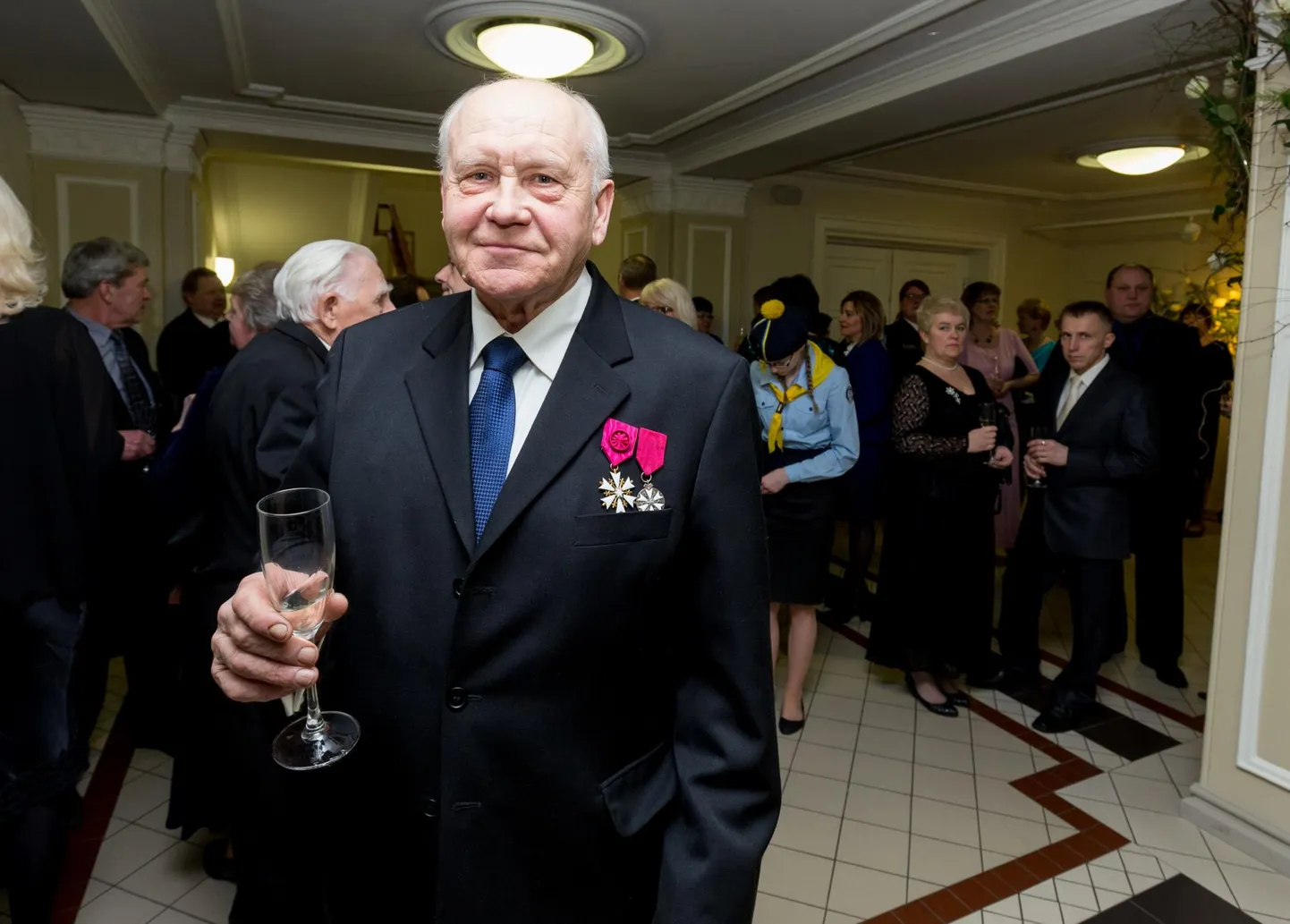 See pilt pärineb kahe aasta tagant, mil Arvo Veidenberg oli Viljandi maavanema, omavalitsuste liidu juhi ja Kaitseliidu Sakala maleva pealiku vabariigi aastapäeva vastuvőtul Viljandis Sakala keskuses.