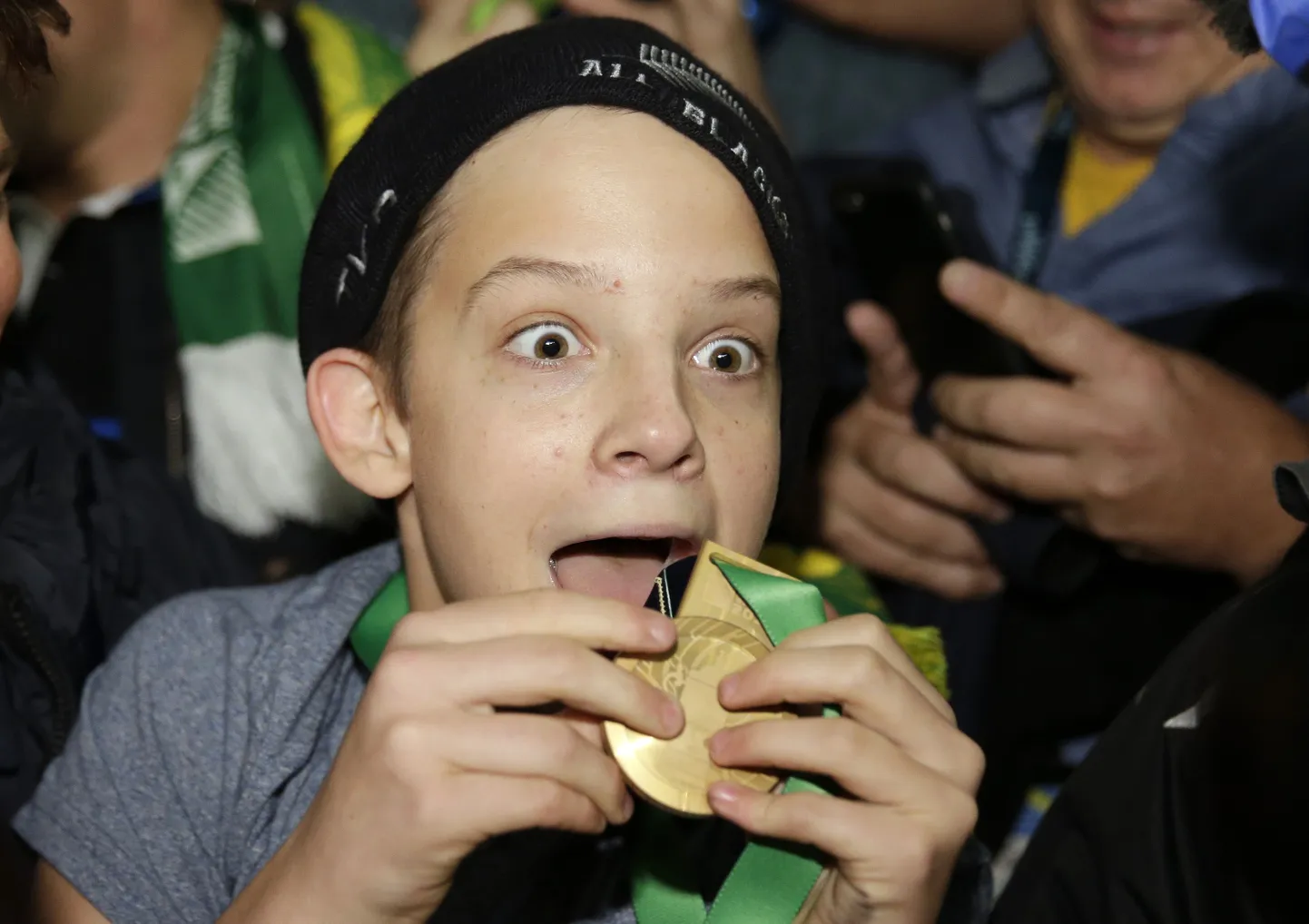 14-летний фанат сборной Новой Зеландии по Регби Чарли Лайнз получил золотую медаль чемпиона мира.