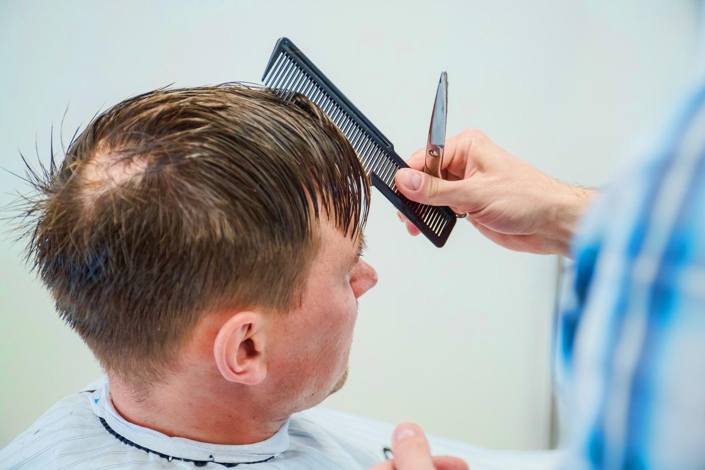 Osa juuksuriärisid on suletud, osa jätkab väiksema töömahuga. Pilt on tehtud ajal, kui juuksuri ­juures käimine oli elu normaalne osa.