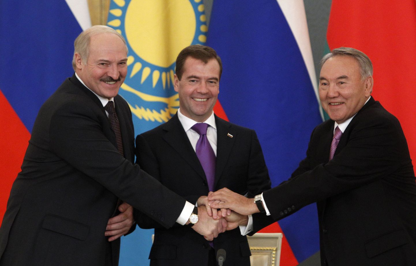 Venemaa ekspresident ja praegune peaminister Dmitri Medvedev (keskel), Kasahstani presideent Nursultan Nazarbajev (paremal) ja Valgevene riigipea Aleksandr Lukašenka 2011. aasta novembris Moskvas toimunud Euraasia Liidu astutamiskohtumisel.
