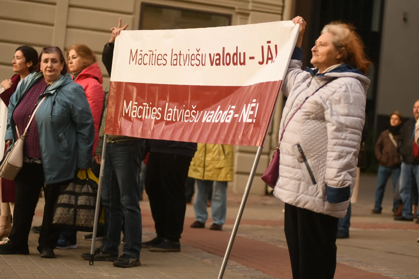 Пикет у здания Сейма против "уничтожения русского языка". 7 сентября 2022 года