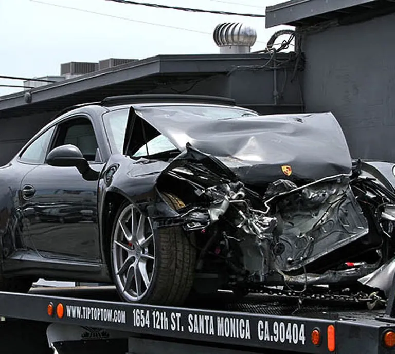 Lindsejas Loenas vadītā "Porche" automašīna avārijā cietusi tik pamatīgi, ka to vairs nebūs iespējams saremontēt 