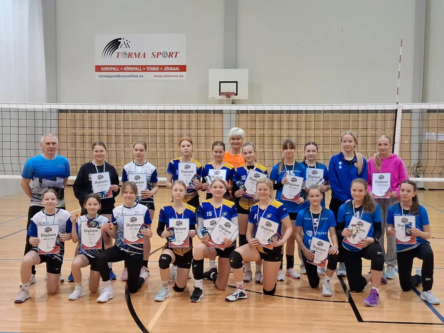 Paide Hammerbecki põhikooli tüdrukud (keskel) kindlustasid piirkondliku võistluse võiduga koha finaalturniiril.