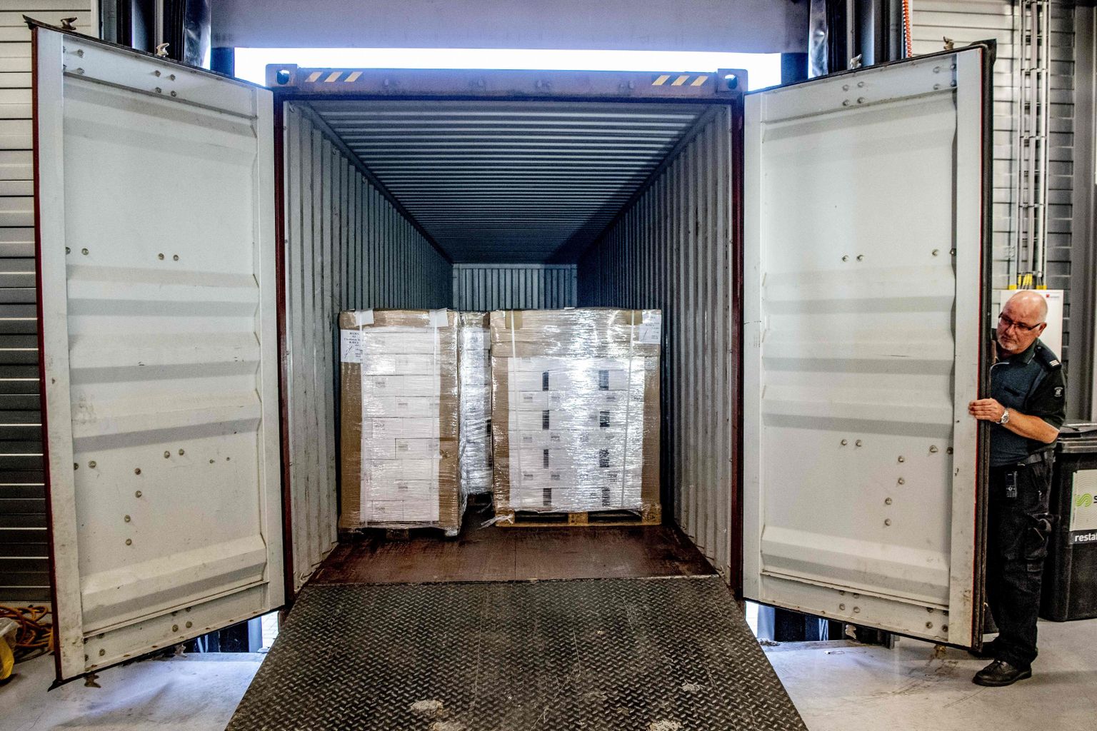 Hollandi tolliametnik näitab teisipäeval Rotterdami sadamas konteinerit, mis sisaldas 90 000 pudelit Vene luksusviina. Ametnike sõnul oli arestitud last teel Põhja-Koreasse.