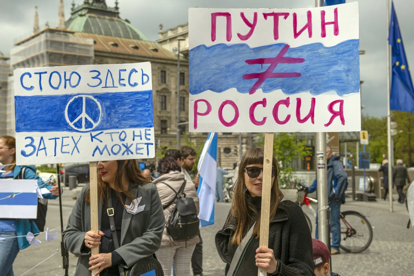 Venelased avaldamas Münchenis meelt Putini režiimi vastu.