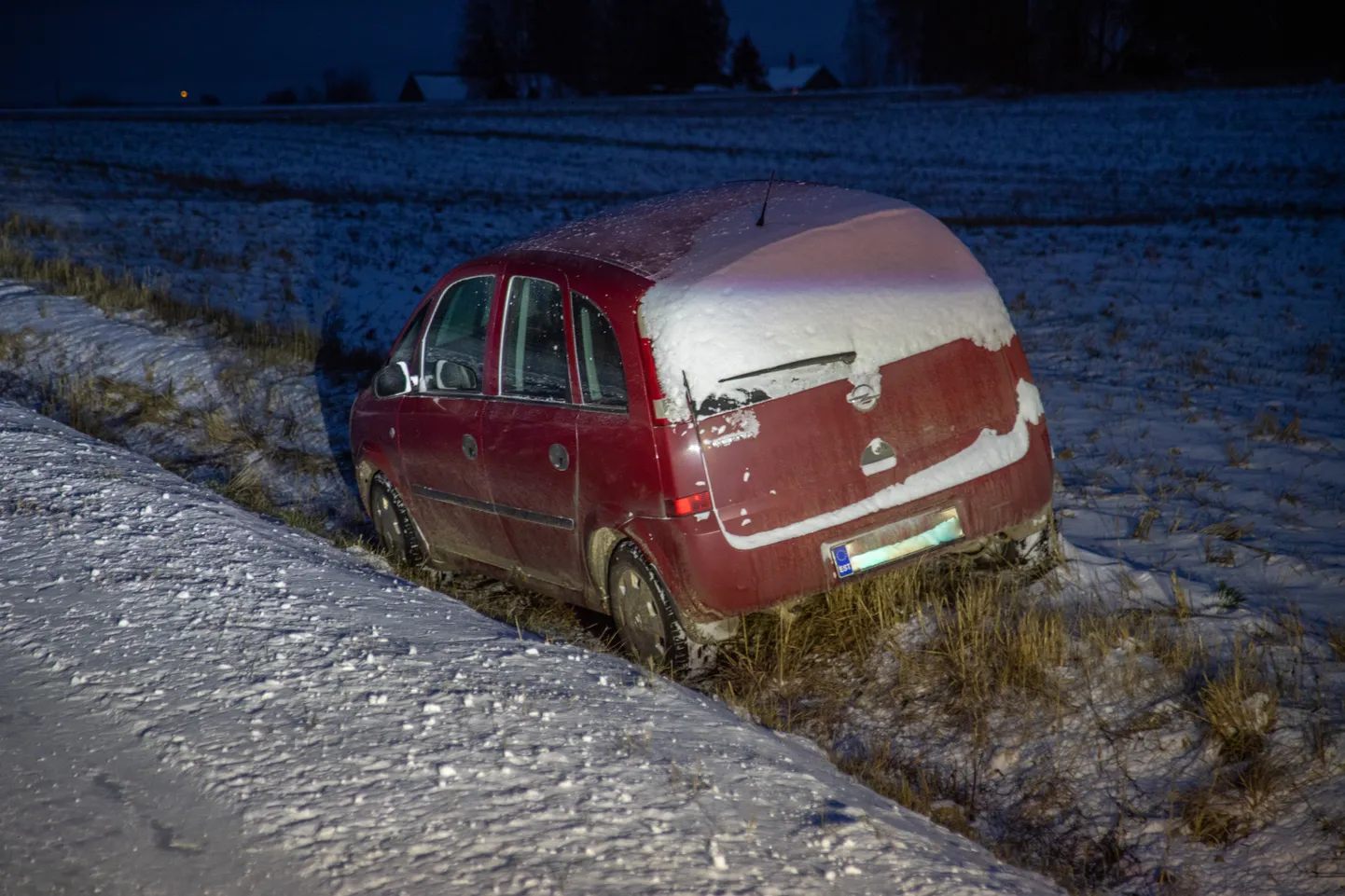 Auto kraavis. Pilt on illustratiivne.