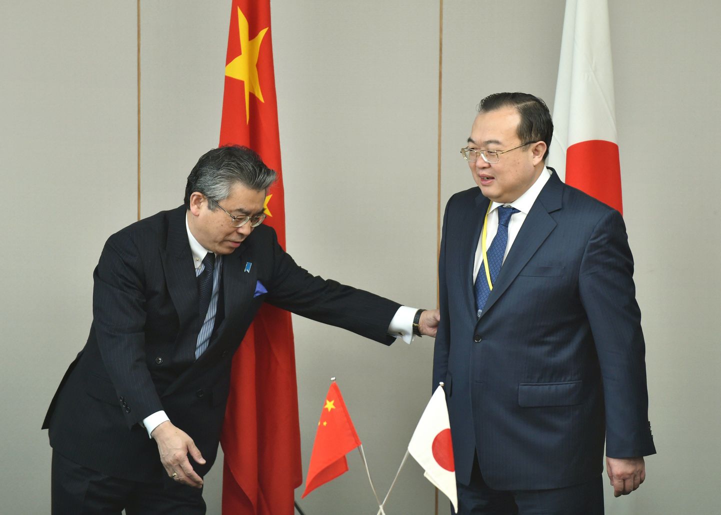 Jaapani asepeaminister Shinsuke Sugiyama tervitab Hiina asevälisministrit  Liu Jianchaod.