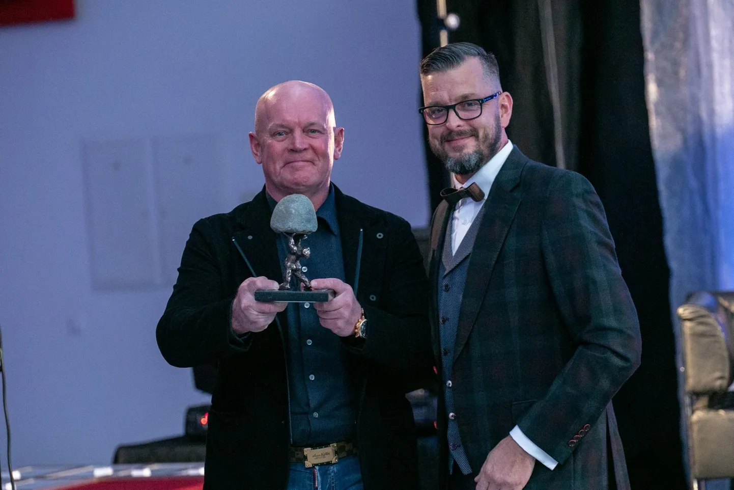 Wesenbergi klubi president Aleksandr Holst (paremal) ja Reinpaul OÜ esindaja Paul Tiisler.